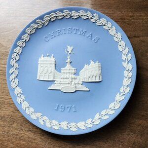 Wedgwood Jasperware London Series Annual Christmas Plate, 1971 Piccadilly Circus